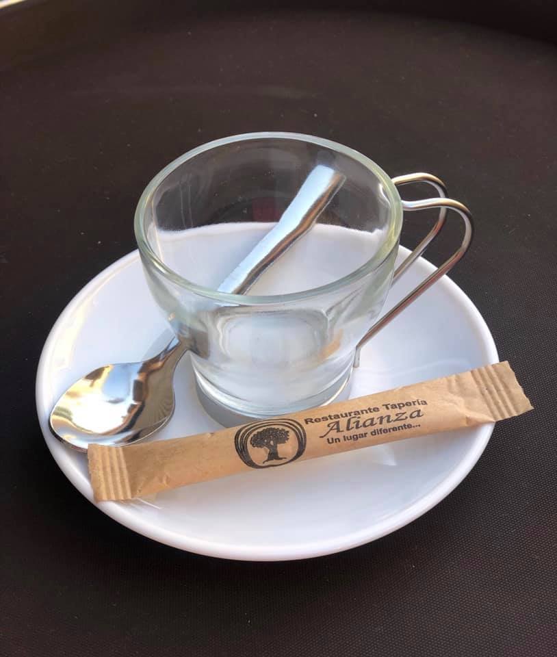 Imagen de una taza de café y azúcar personalizado